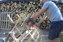 Řezání dřeva na paletovém stojanu