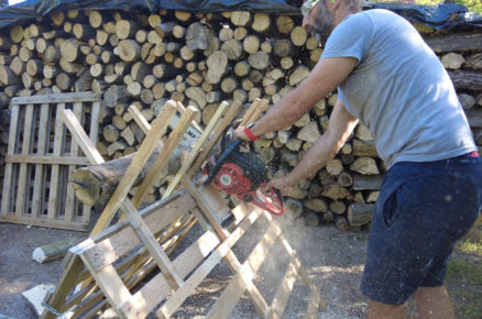 Řezání dřeva na paletovém stojanu