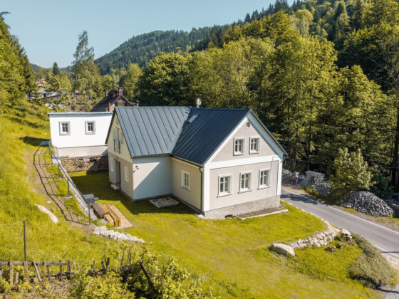 Více než 100 let starý sklářský dům zrekonstruovali na romatickou chalupu, která slouží majitelům i hostům