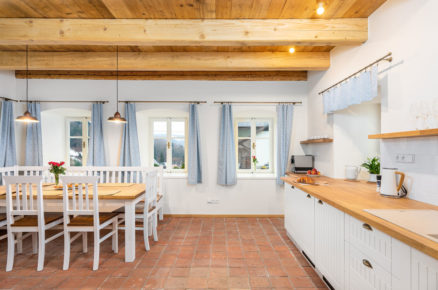 interiér chalupy Sklářská, kuchyň zařízená ve venkovském stylu, s podlahou z kamene a bílou venkovskou kuchyňskou linkou