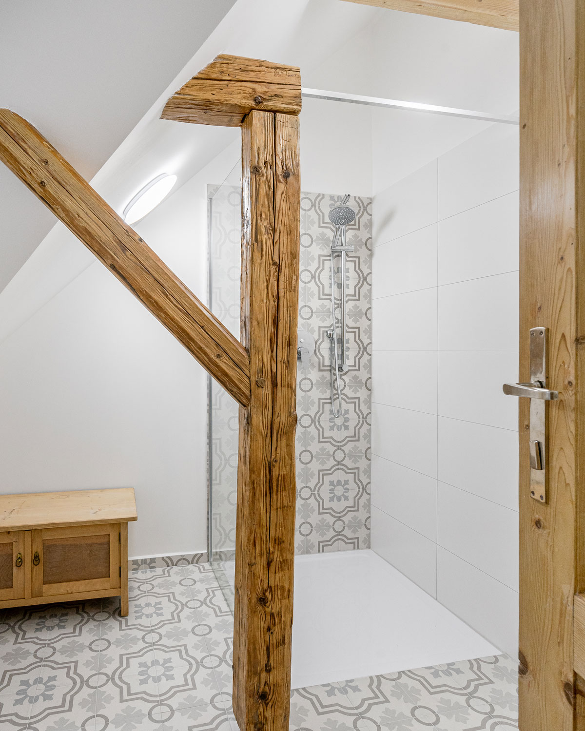 Koupelna se starým dřevěným trámem a walk-in sprchou