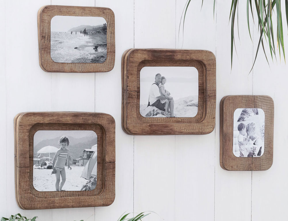 dřevěné rámečky s fotografiemi na stěně
