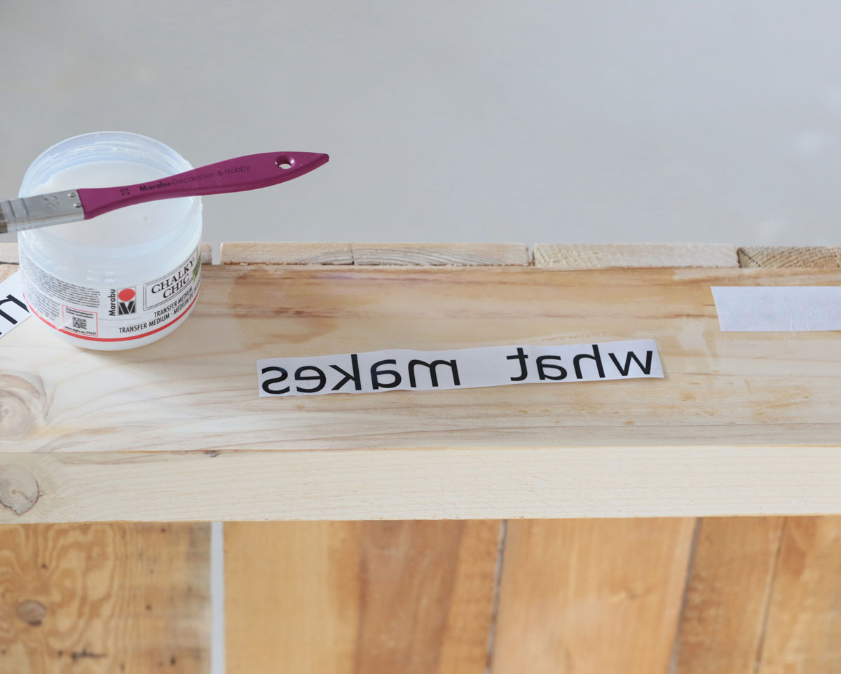 Výroba konferenčního stolku z palet, přenos textu na dřevo pomocí transferového gelu