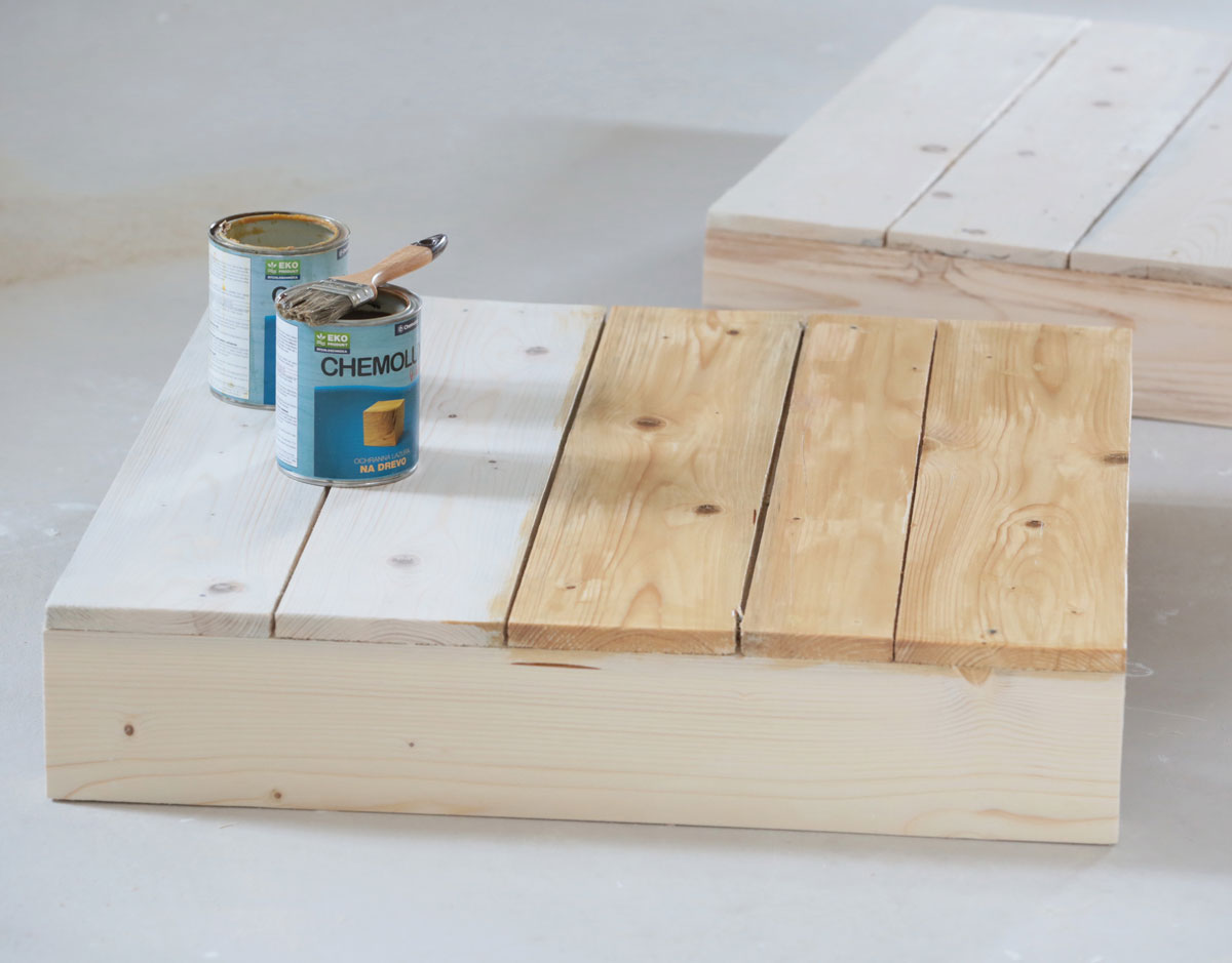 Výroba konferenčního stolku z palet, nalakování dřeva