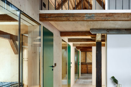 Moderní interiér chalupy s prosklenými vstupy do pokojů