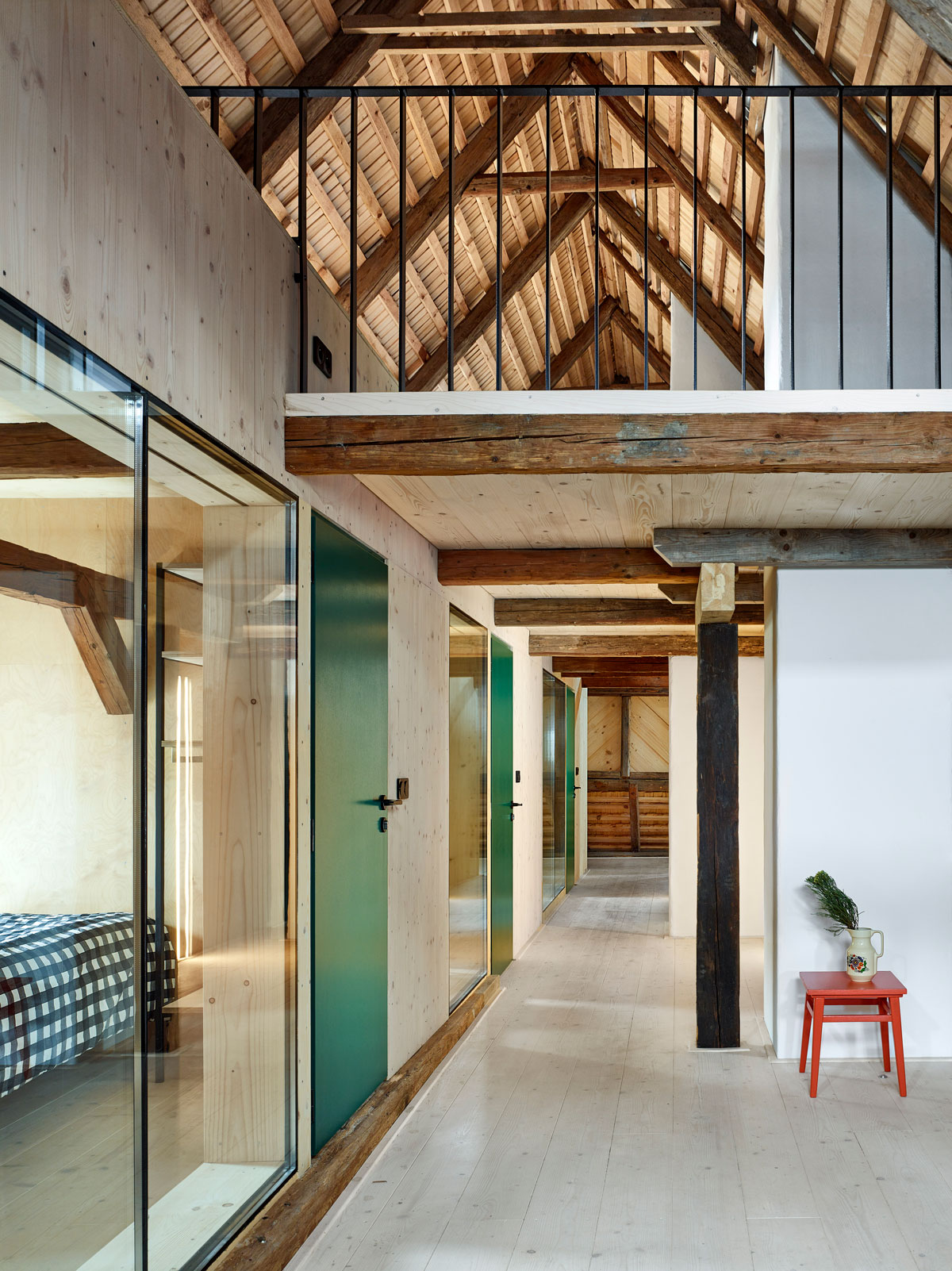 Moderní interiér chalupy s prosklenými vstupy do pokojů
