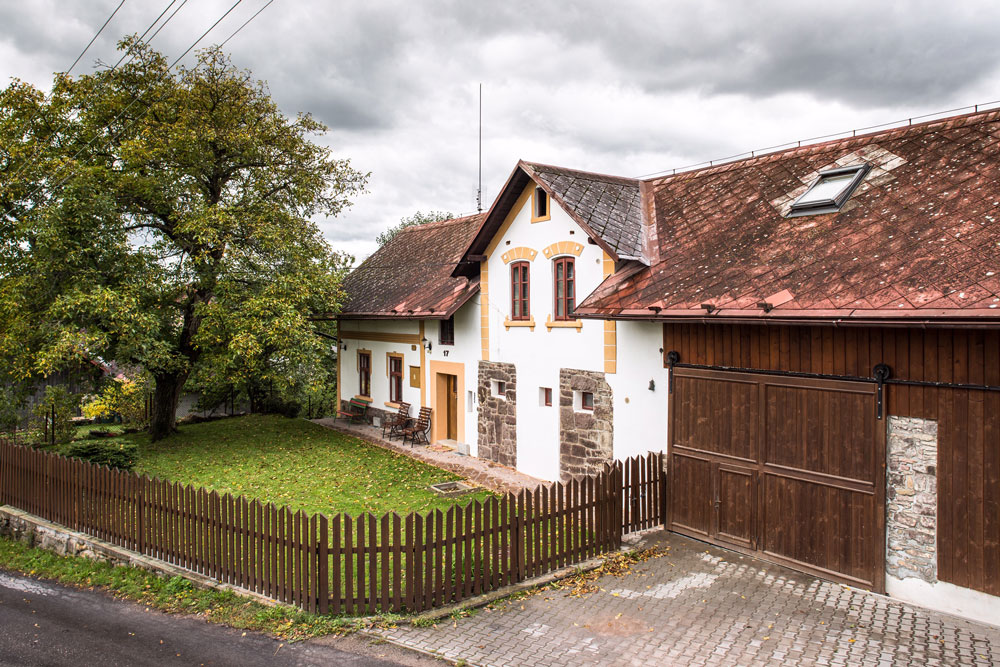 venkovská chalupa s ořechem na zahradě