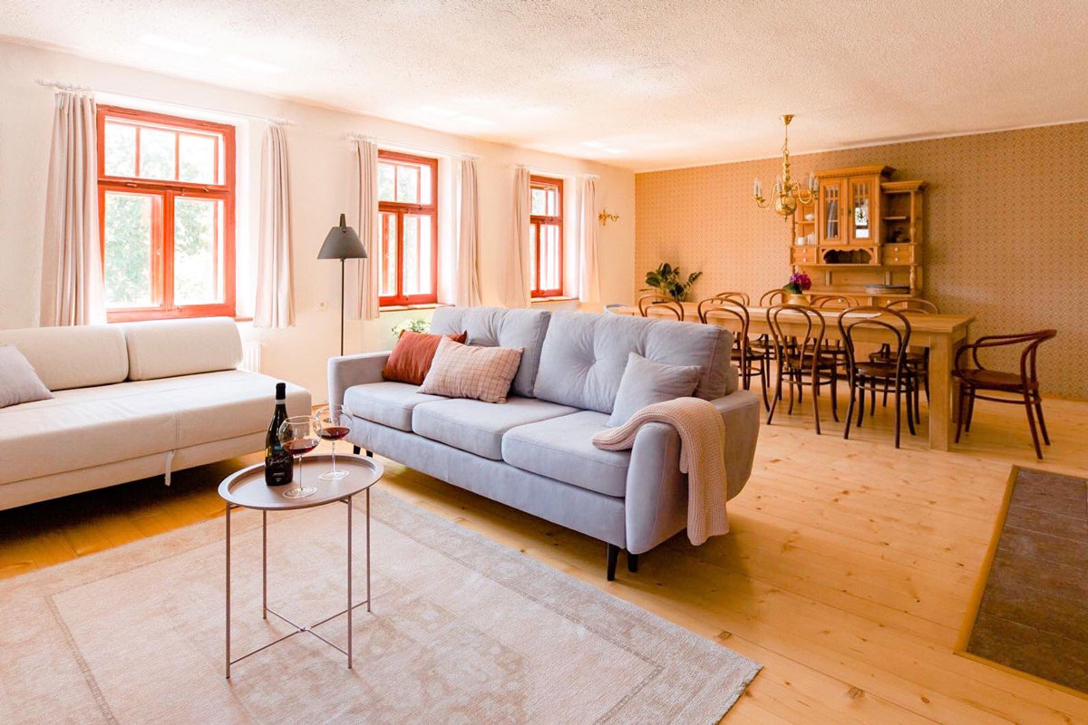 otevřený prostor obývacího pokoje a jídelny v moderním venkovském stylu na chalupě