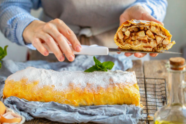 Recepty na štrůdl: Jablečný od babičky, staročeský s pivem, z listového těsta i slaná verze