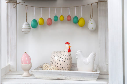 Jarní dekorace z keramických slepiček a girlandy z malovaných vajíček