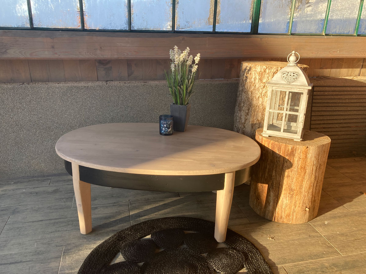 zrenovovaný kulatý konferenční stolek z světlého dřeva