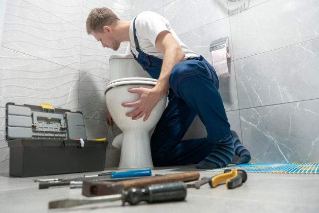Jak zvládnout výměnu klasického a závěsného WC svépomocí