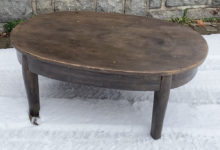 Kulatý konferenční stolek z tmavého dřeva
