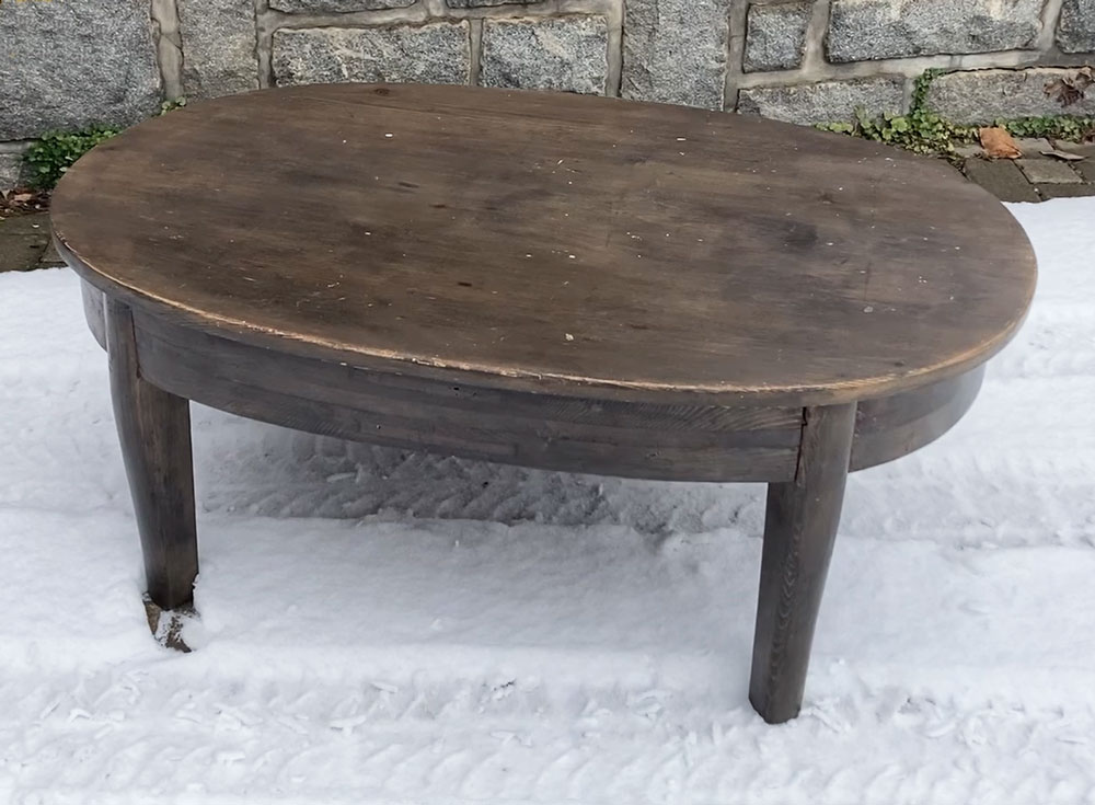 Kulatý konferenční stolek z tmavého dřeva