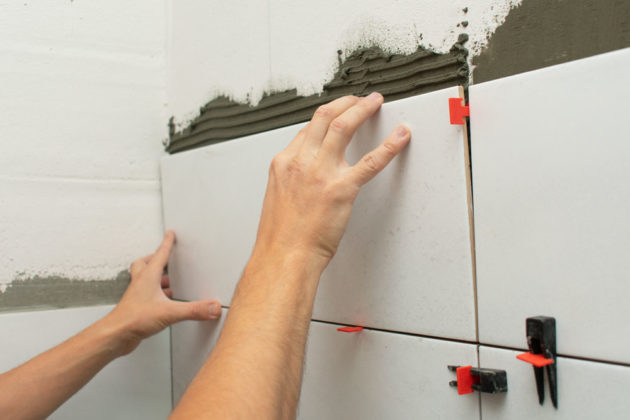 Renovace koupelny: Jak položit nový obklad na starý krok za krokem
