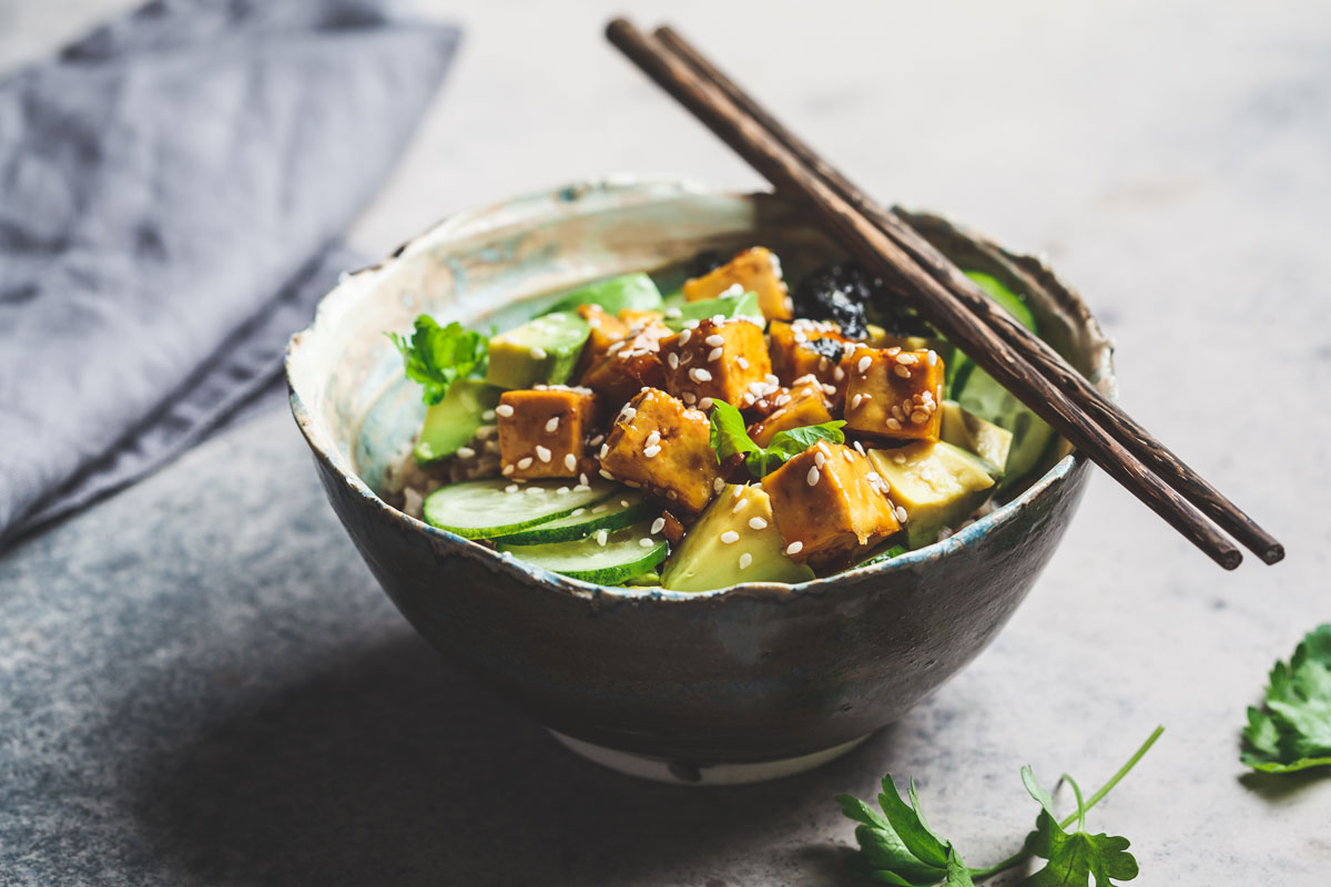 Veganské poke bowl s tofu a mangovou omáčkou