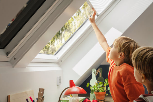 Venkovní rolety a markýzy VELUX jsou osvědčeným způsobem ochrany před horkem