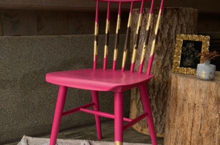 zrenovovaná židle metalické barvy