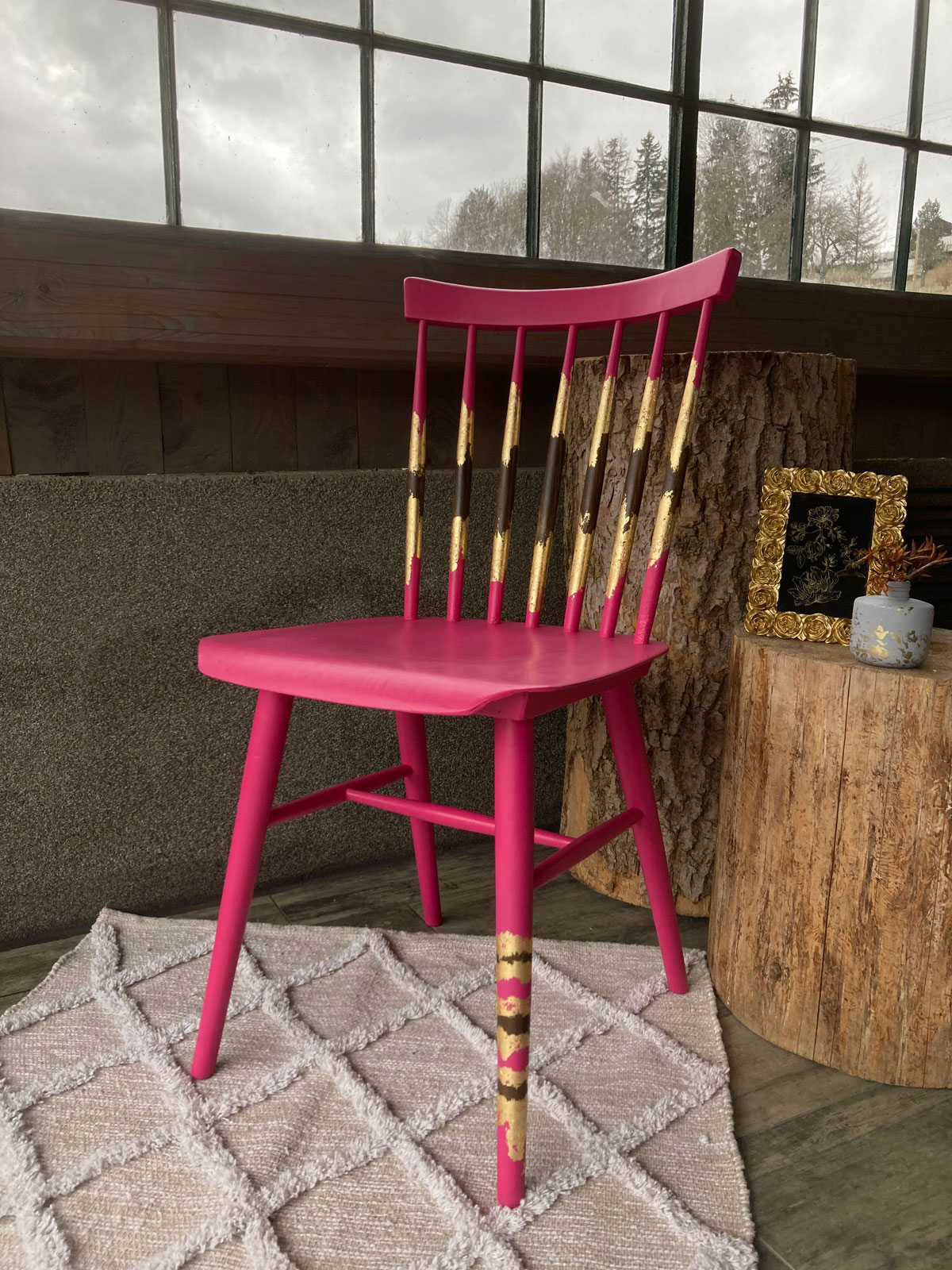 zrenovovaná židle metalické barvy