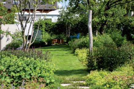 Betonový chodník v trávě-Návštěva zahrady