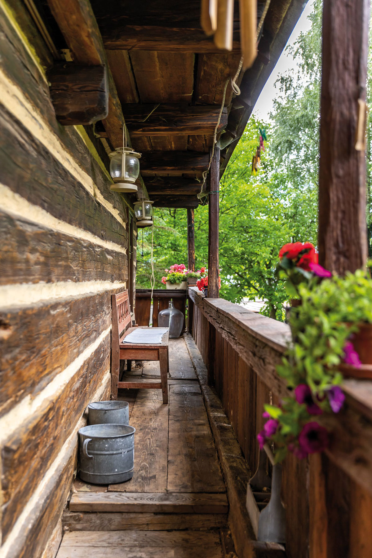Dřevěná veranda-Tradiční roubenka