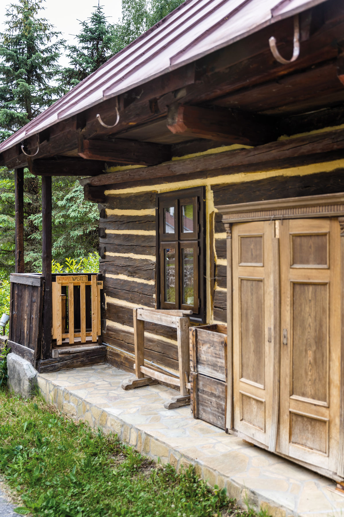 Dřevěné vstupní dveře-Tradiční roubenka