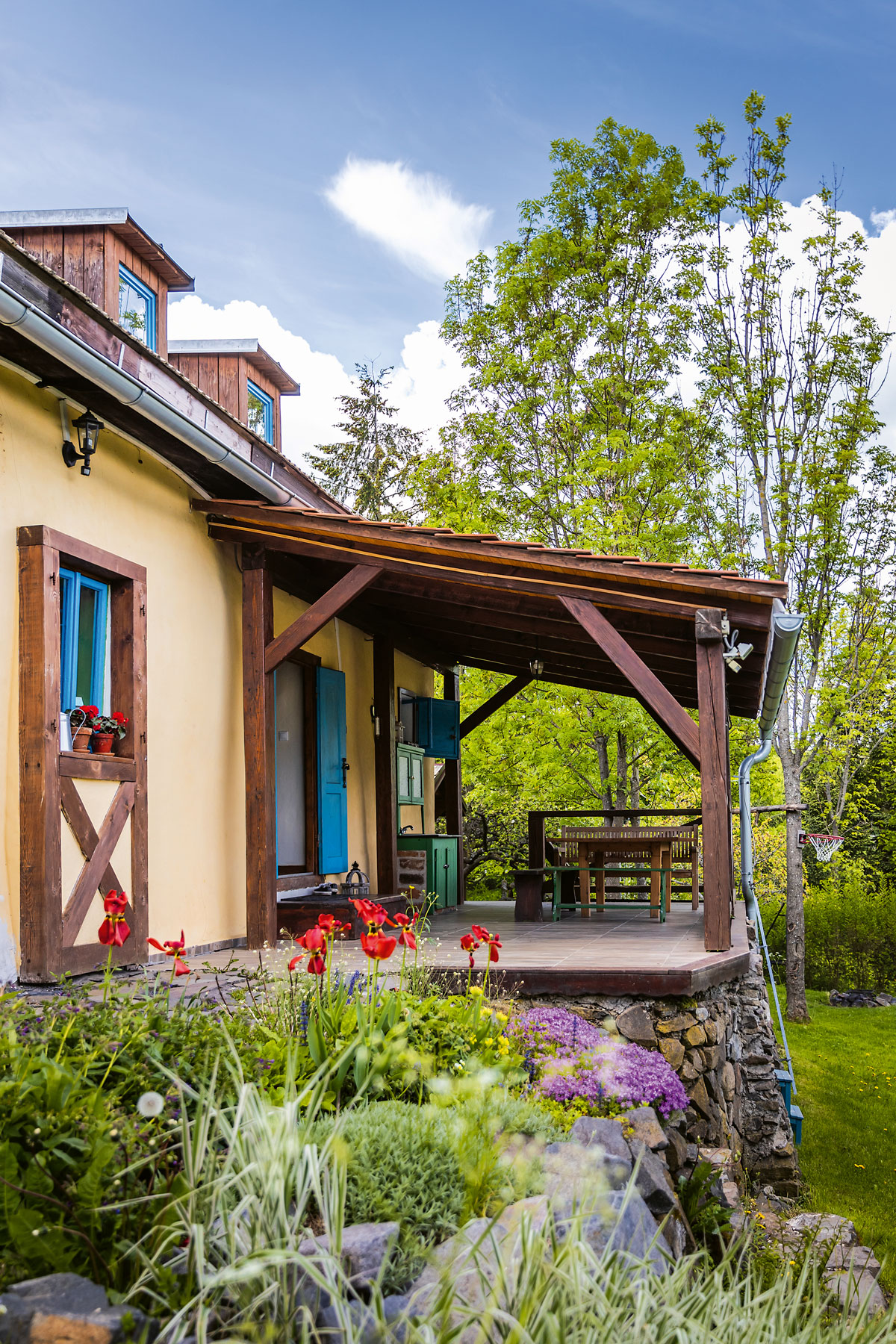 Dřevěná veranda -Historická chalupa