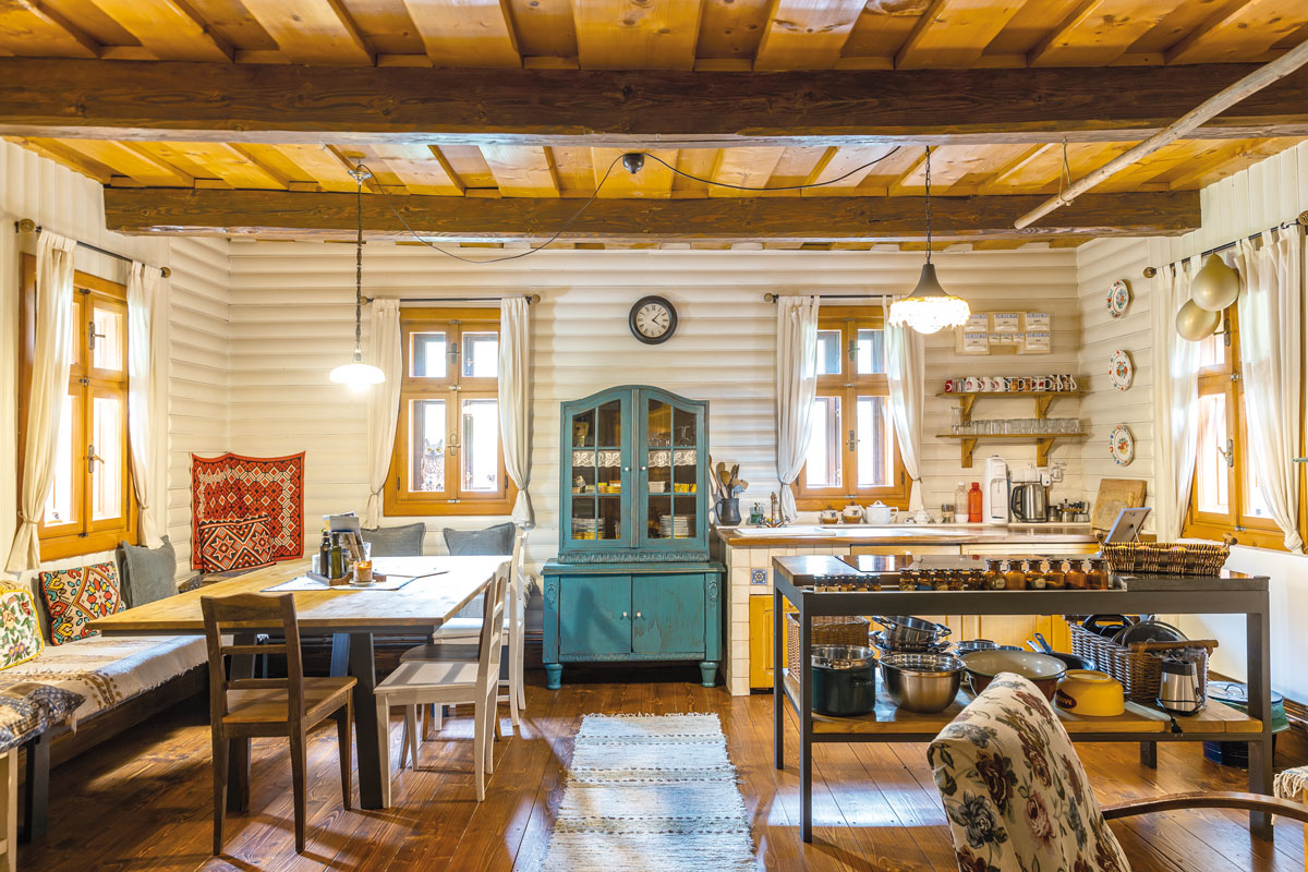 Obývací pokoj s kuchyňským ostrůvkem -Tradiční roubenka