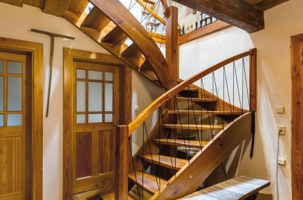Dřevěné schodiště -Tradiční roubenka