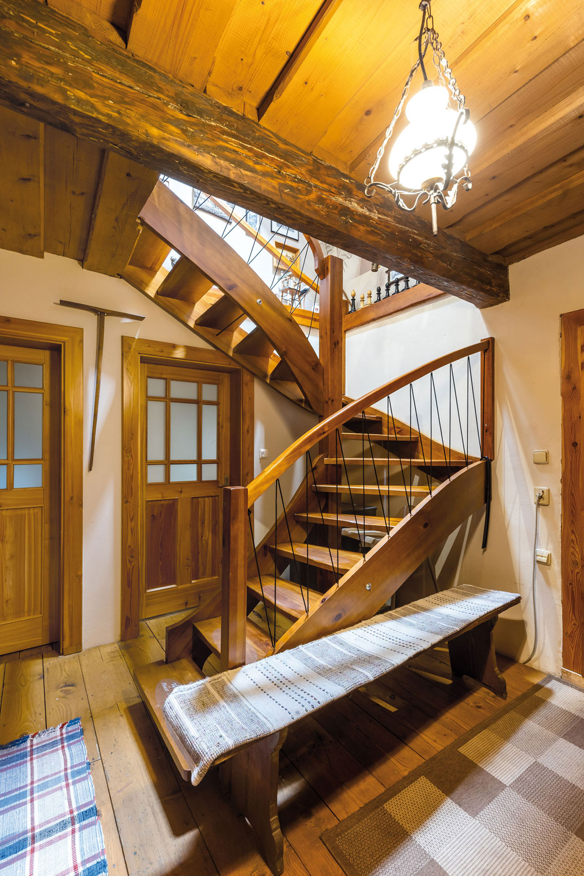 Dřevěné schodiště -Tradiční roubenka