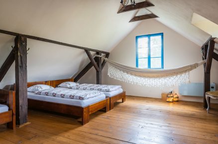 Dvě postele u okna -Historická chalupa