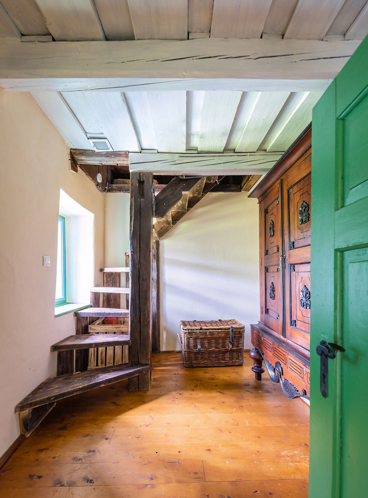 Dřevěné schodiště-Historická chalupa