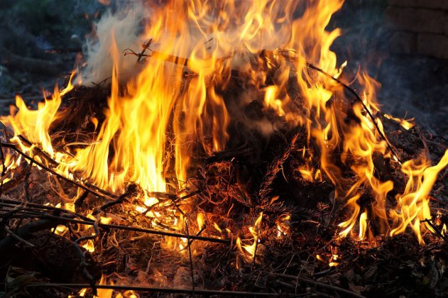 Plánujete v létě opékání buřtů? Připravte si bezpečné ohniště a vyvarujte se požáru