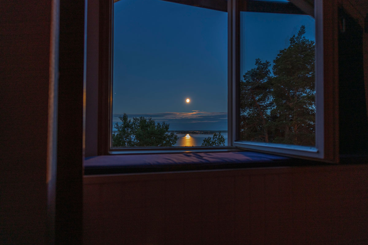 Pohled z okna na měsíc