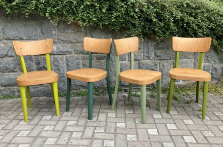 Čtyři natřené TON židle