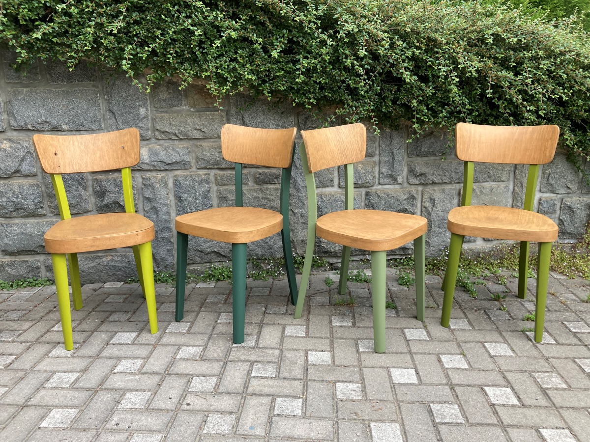 Čtyři natřené TON židle