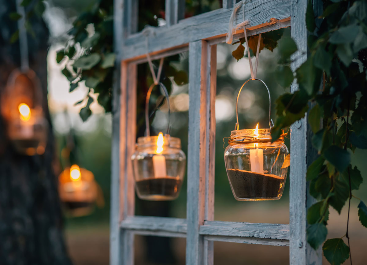 lucerny ze skleněných nádob se svíčkami