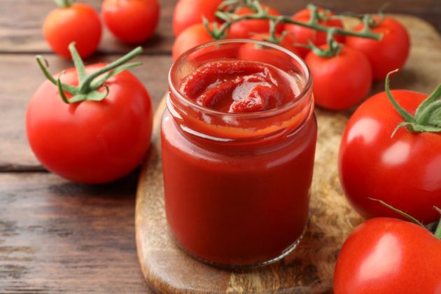 Přebytky rajčat? Vyzkoušejte některý z receptů na domácí kečup, třeba i paleo