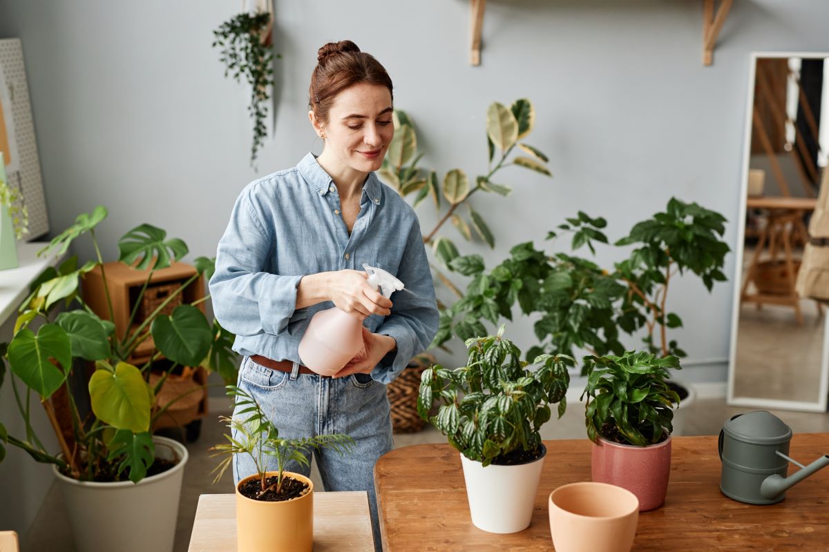 Žena pečuje o rostliny