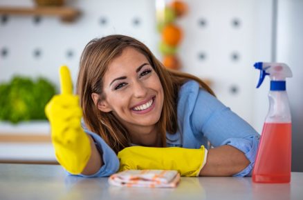 Žena s přípravkem na čištění