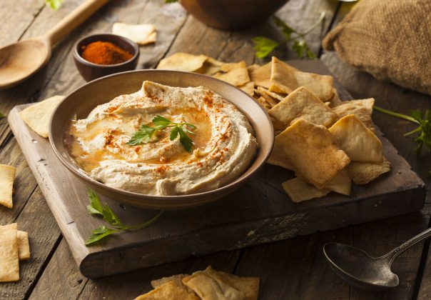 Hummus, pomazánka, dezert i křupání k televizi. 6 tipů, jak připravit cizrnu