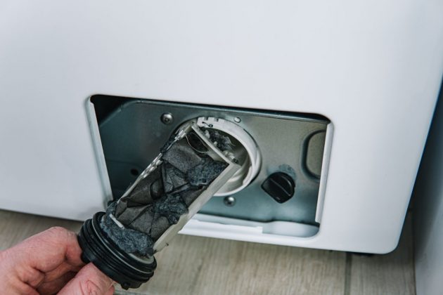 Už žádná vytékající voda! Jak vyčistit filtr pračky pomocí plastové láhve