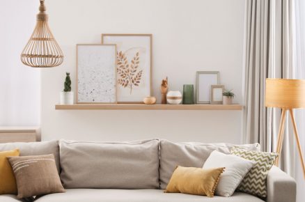 moderní obývací pokoj v neutrálních barvách