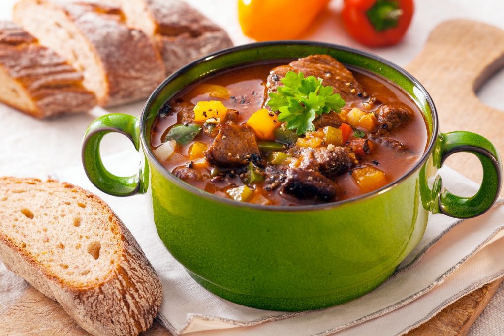 Pokud milujete guláš, těchto 6 receptů musíte vyzkoušet! Zkuste výborný maďarský či pikantní mexický