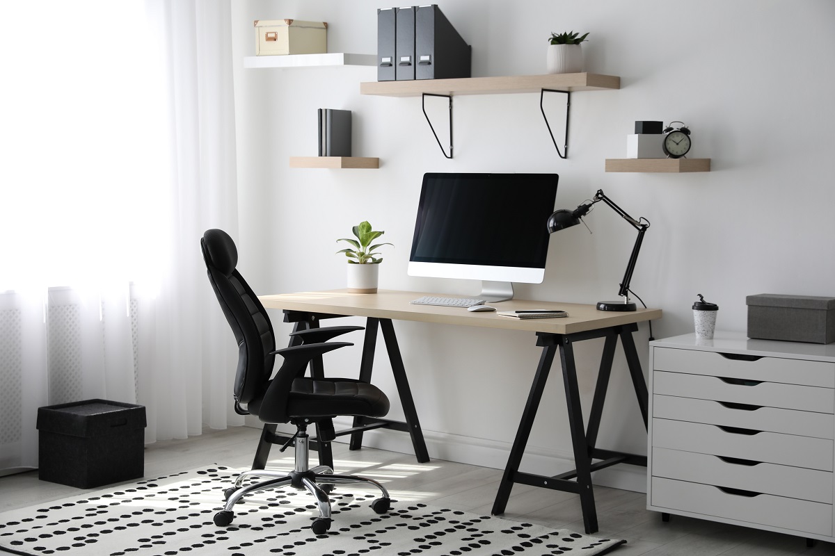 Pohodlná kancelářská židle u stolu s moderním počítačem