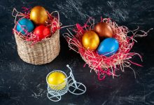 barevná velikonoční vejce v košíku