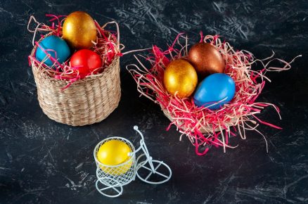 barevná velikonoční vejce v košíku