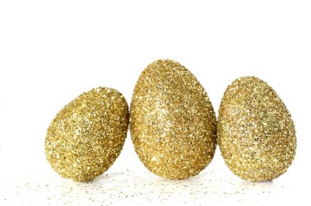 velikonoční vajíčka ve zlatých třpitkách