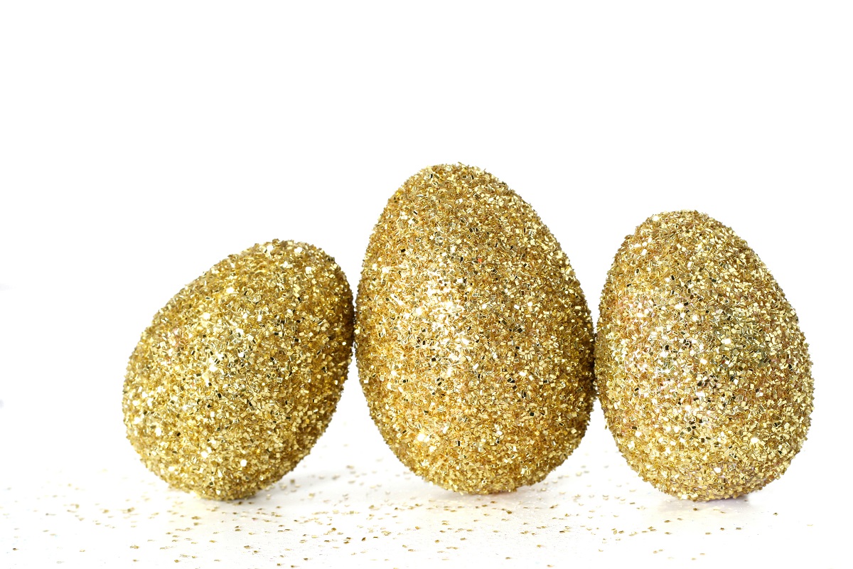 velikonoční vajíčka ve zlatých třpitkách