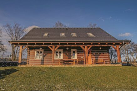 Černá střecha působí na roubenku dobře. Aleš si vybral krytinu Bramac Tegalit.